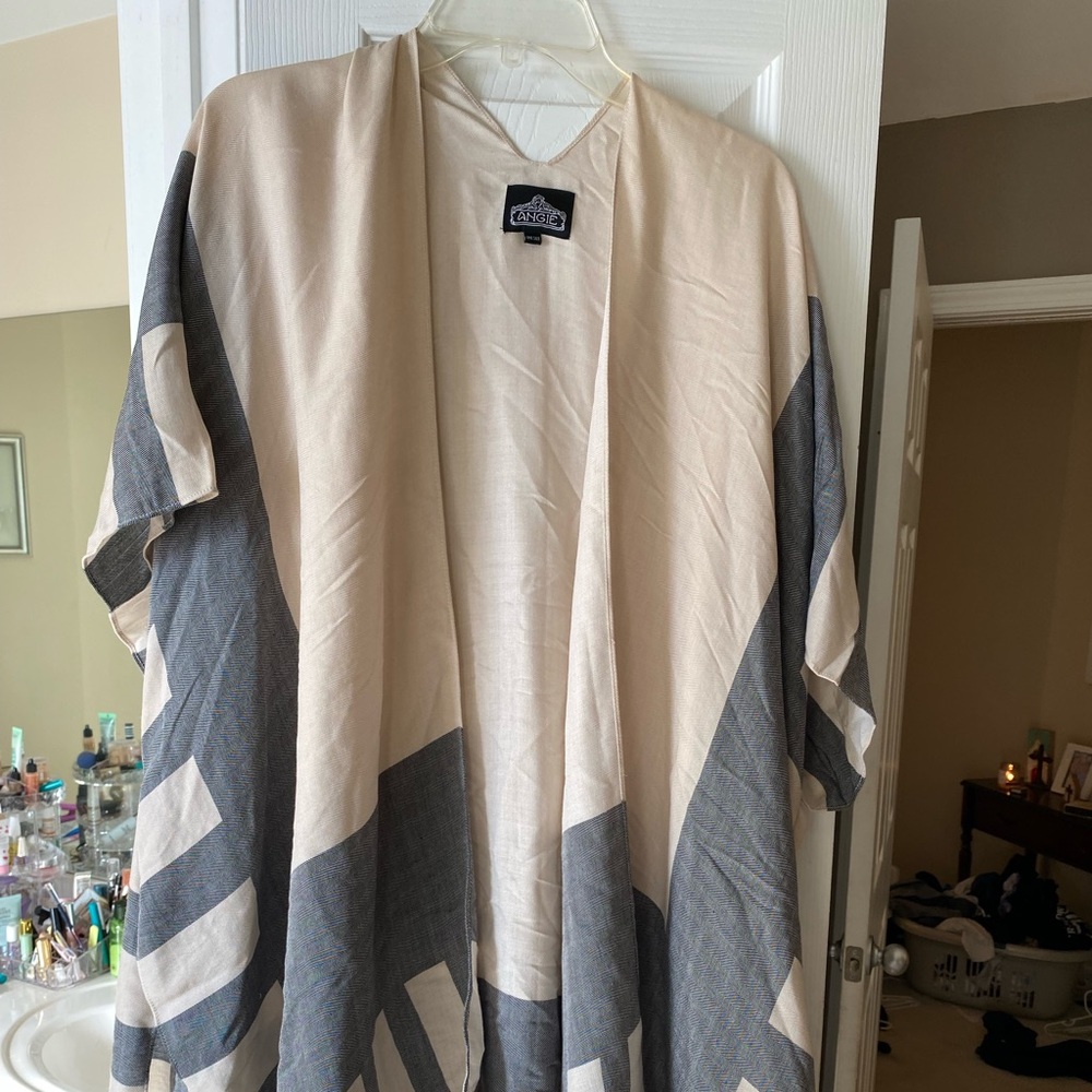 Black and Cream lose top. One Size and only worn once.